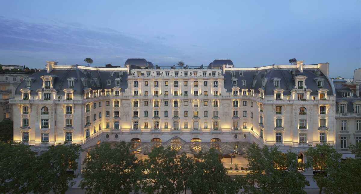 The Peninsula Paris: Facade by Night