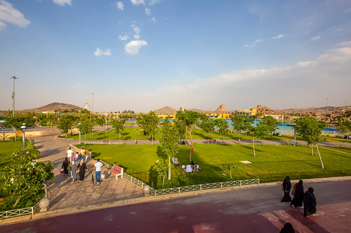 Pack a picnic for a fun day out at one of Riyadh's many beautiful parks. Visit Saudi