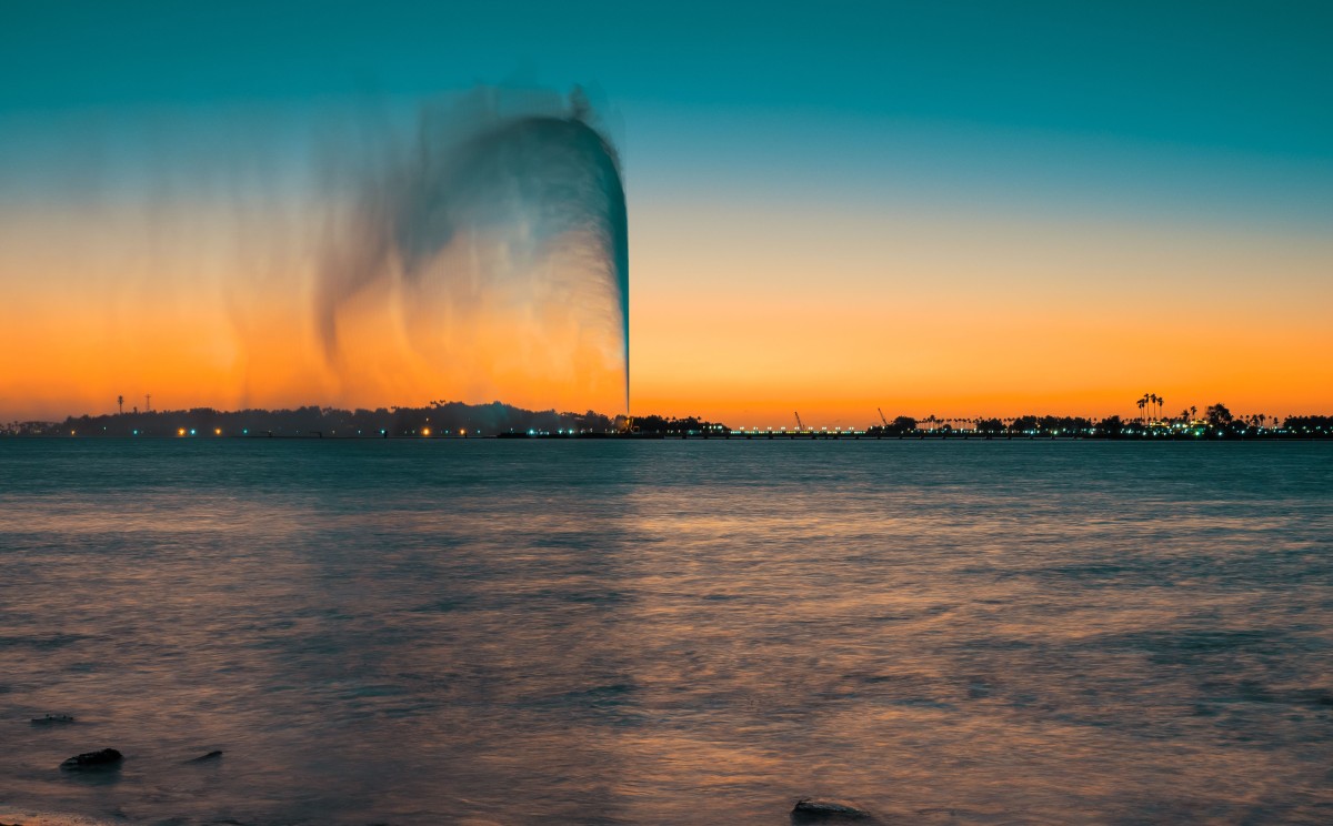 Watch the spectacle of King Fahd's Fountain as the sun drops below the horizon