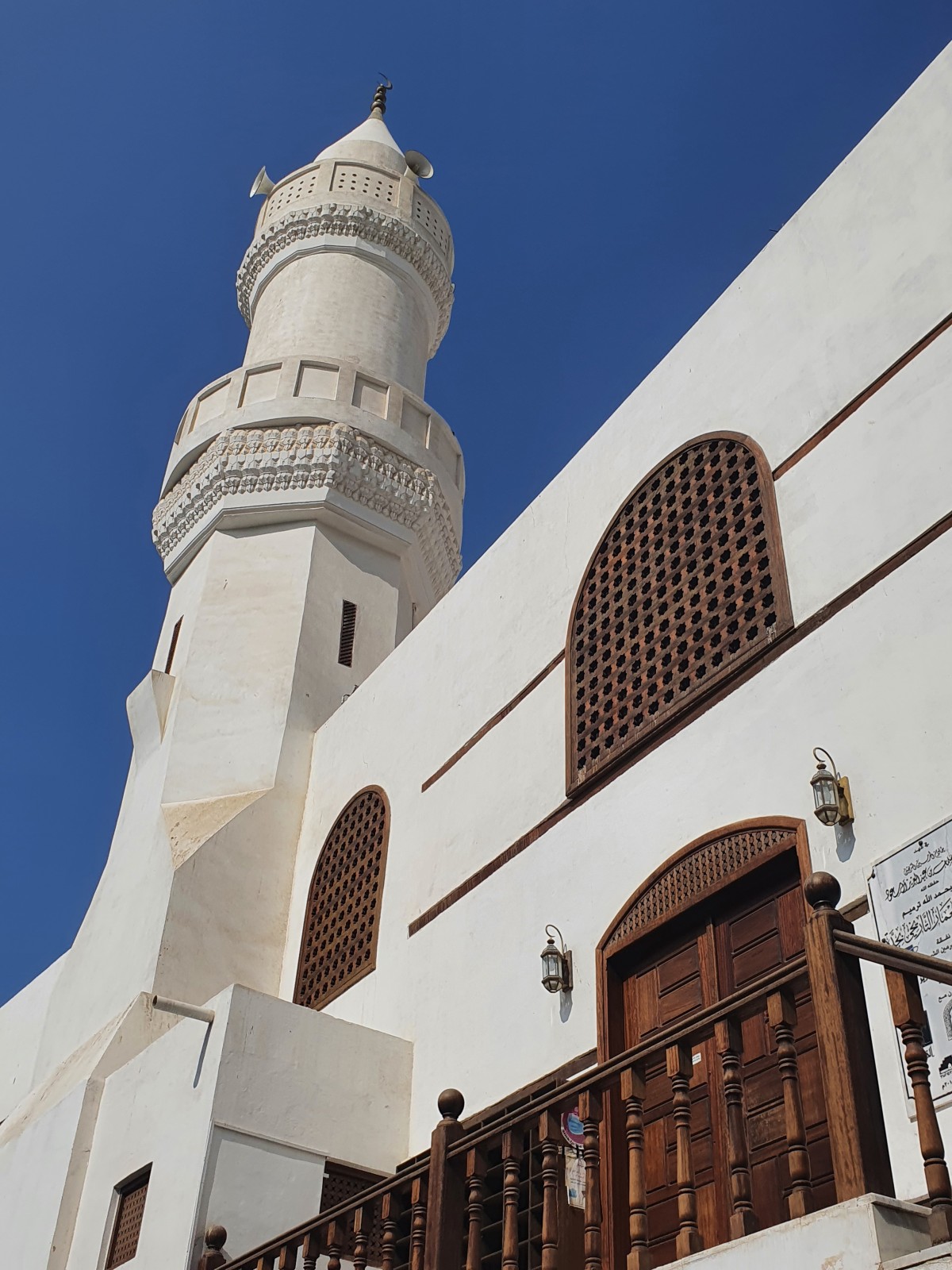 Admire Hijazi architecture at Al Mimar Mosque