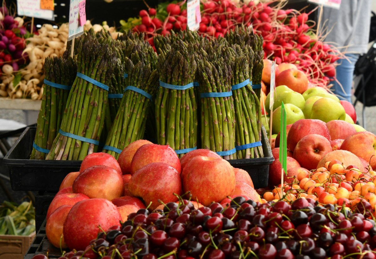 The lively food market brings lots of visitors to Al Aziziyah