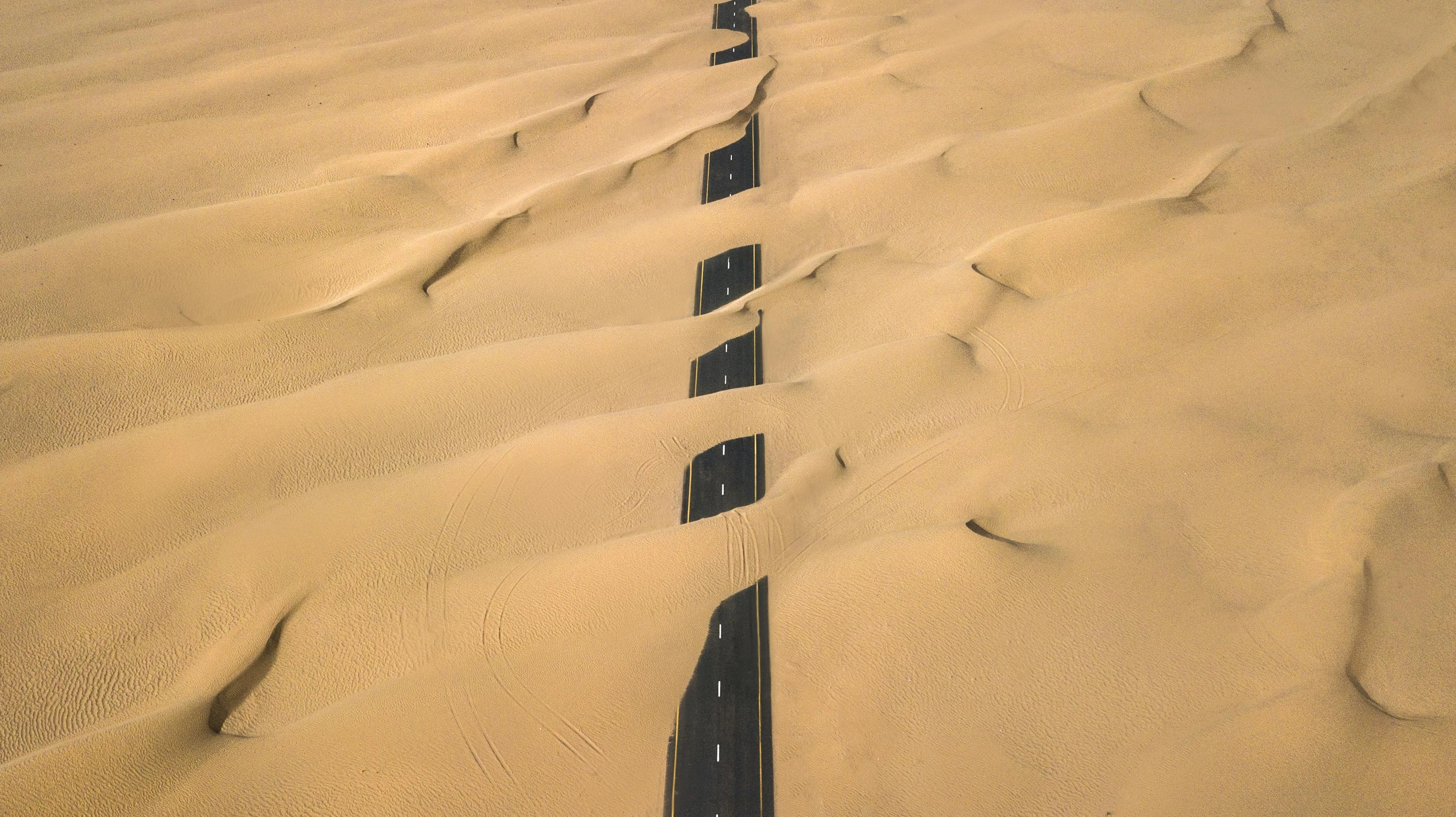 The half-desert road in the UAE. Pexels
