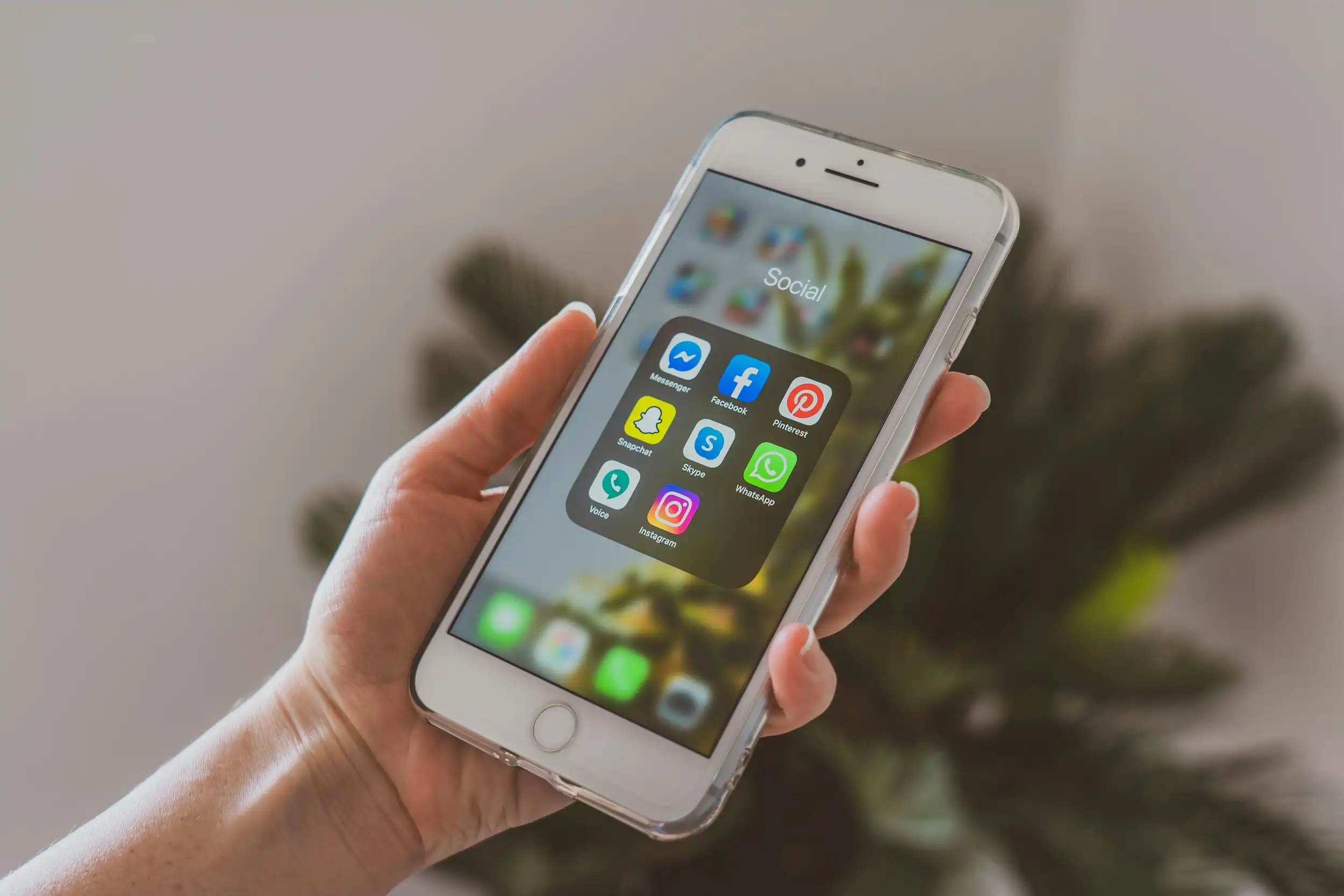 Certain apps won't work in Dubai. Pexels
