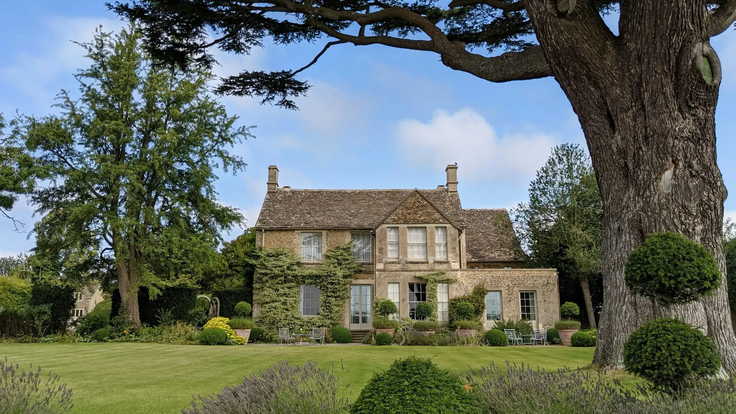 Sandstone cottage in the Cotswolds, England. Unsplash