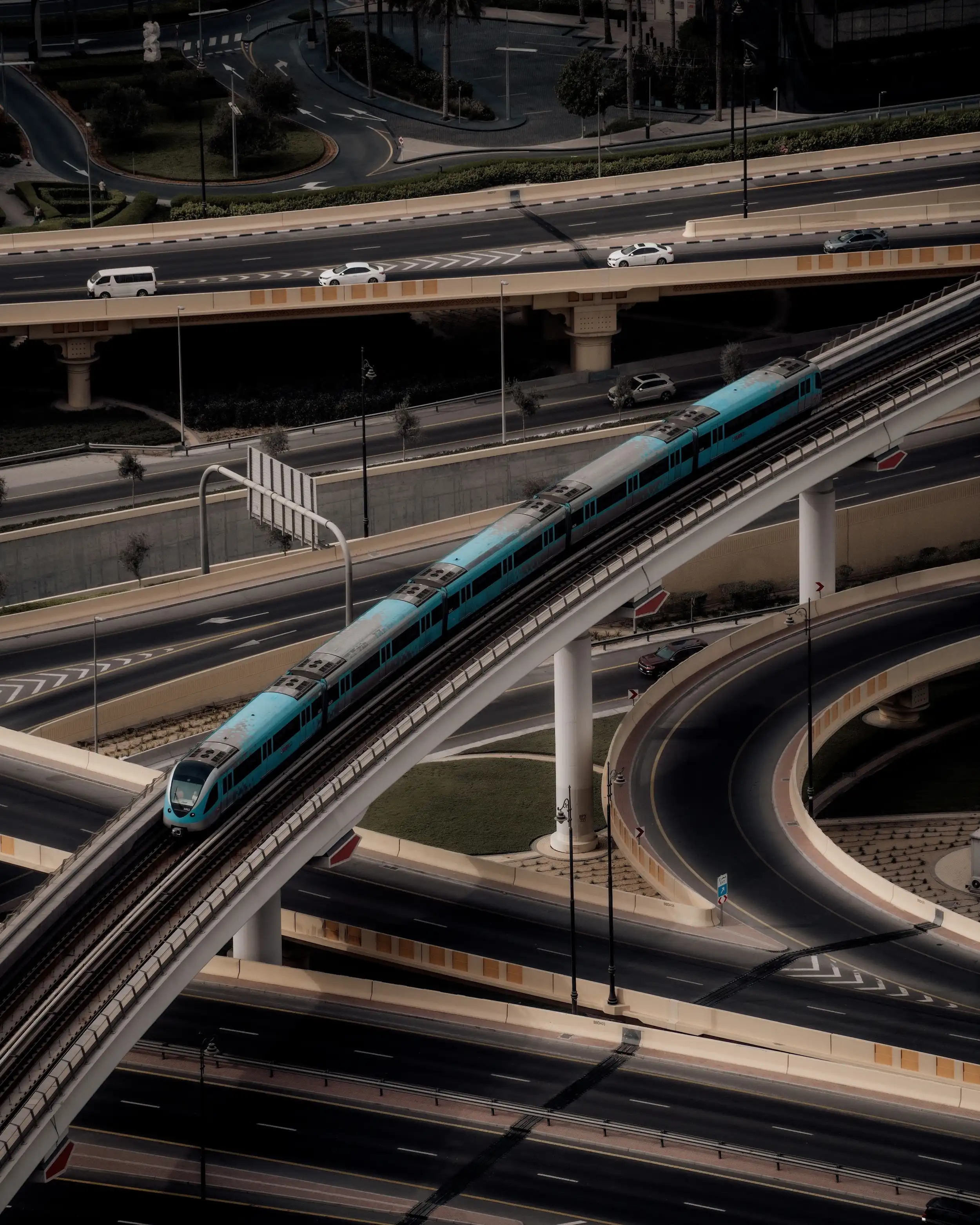 Dubai metro. Unsplash