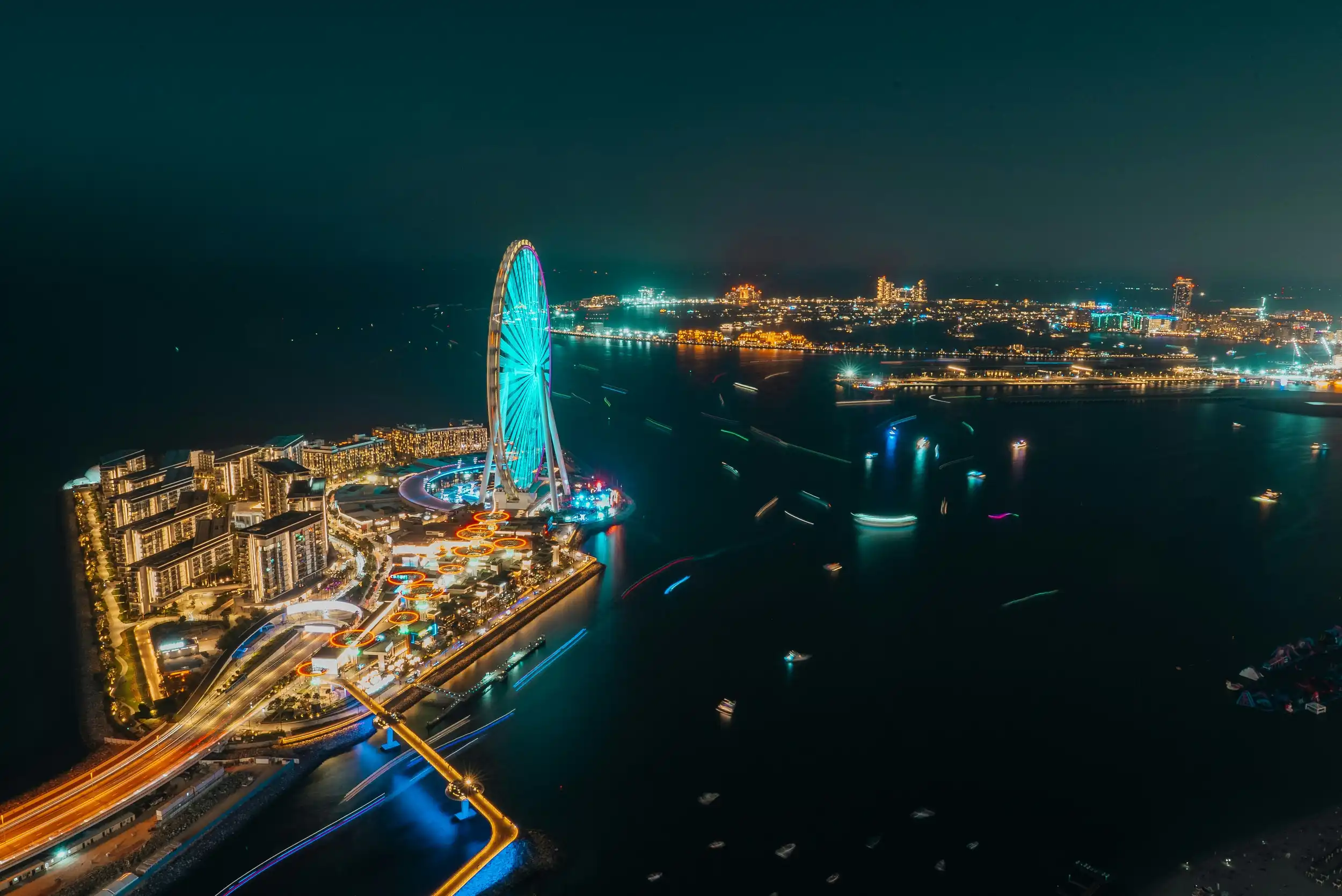 Ain Dubai lit up at night. Nejc Soklic/Unsplash
