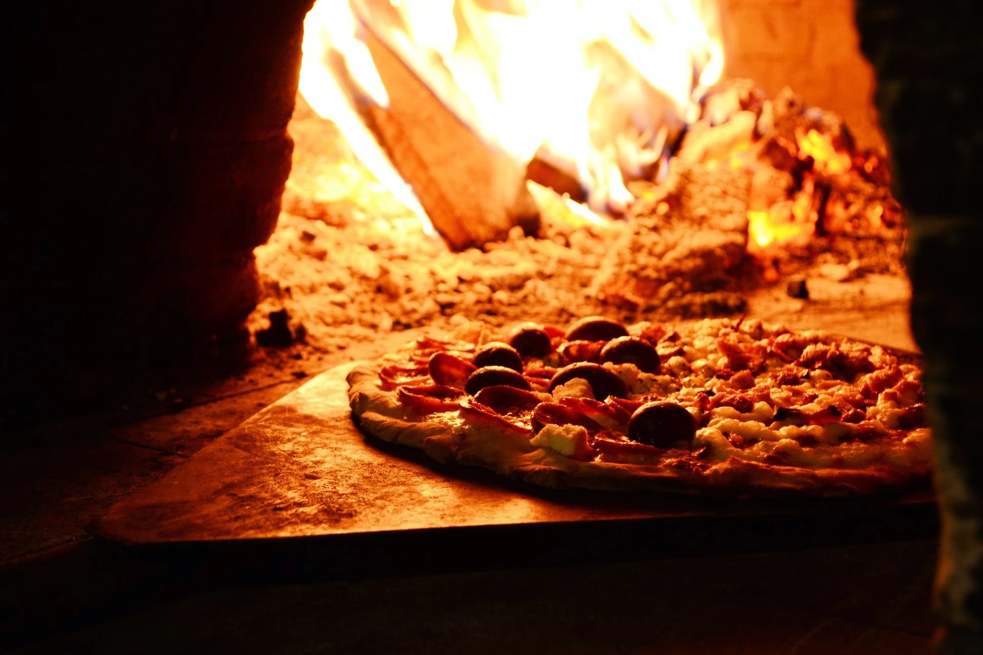 Enjoy wood-fired pizza at Lenuo's. Pexels
