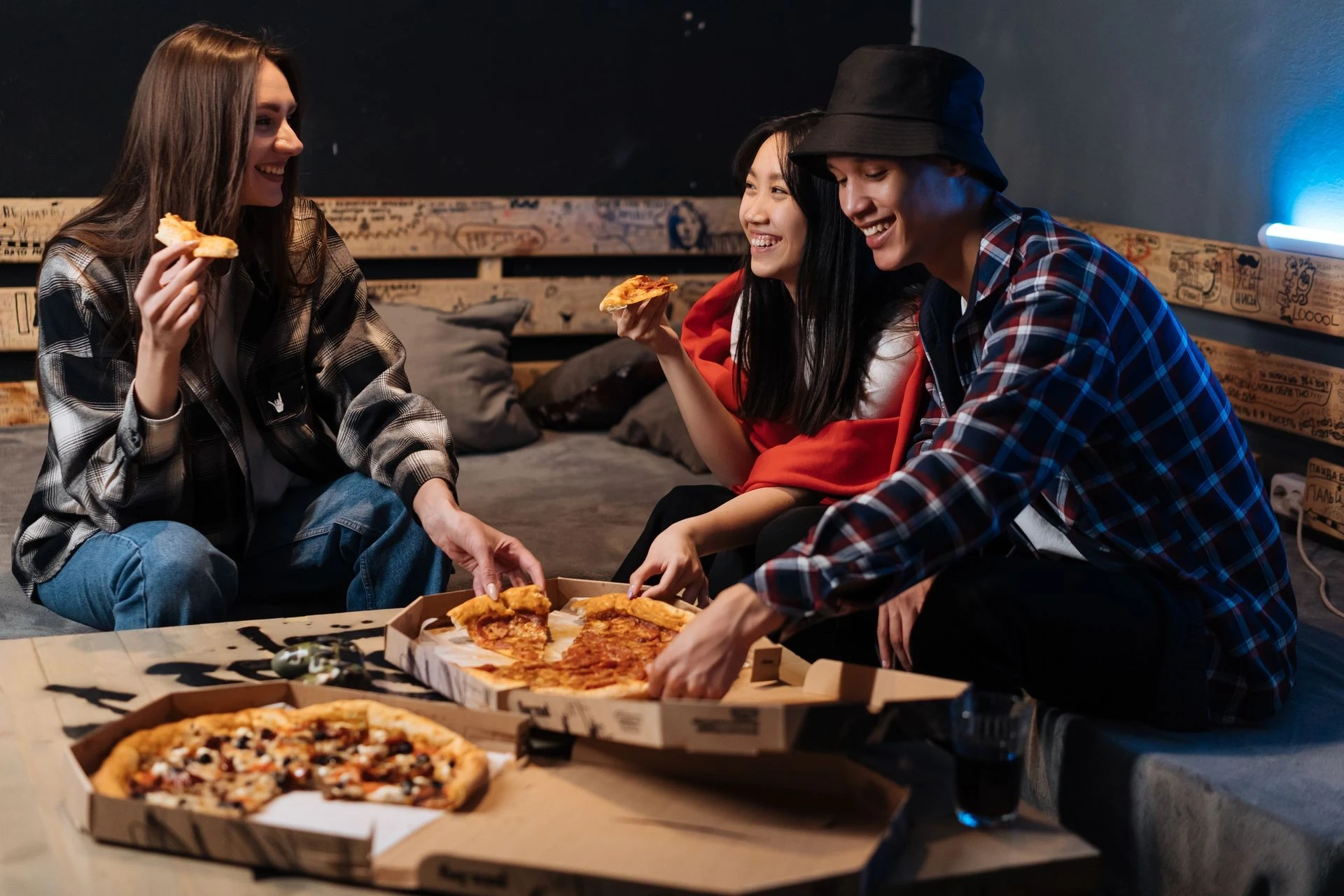 Enjoy a pizza dinner with friends in Jeddah. Pexels