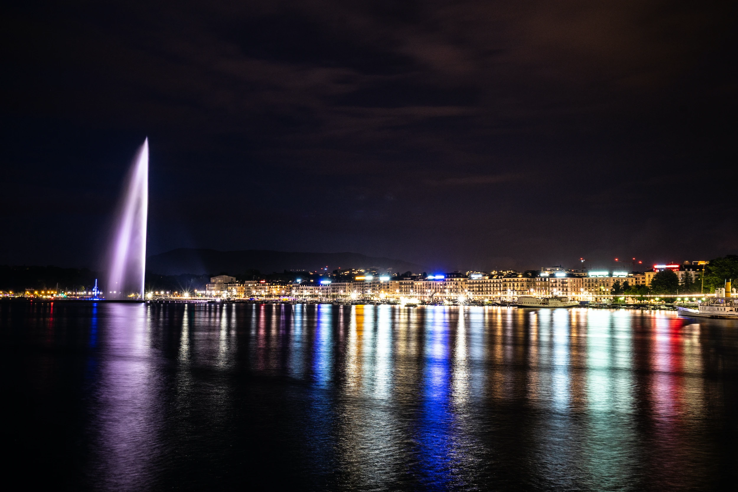 jetdo fountain, the giant fountain of Geneva, Switzerland. At night.