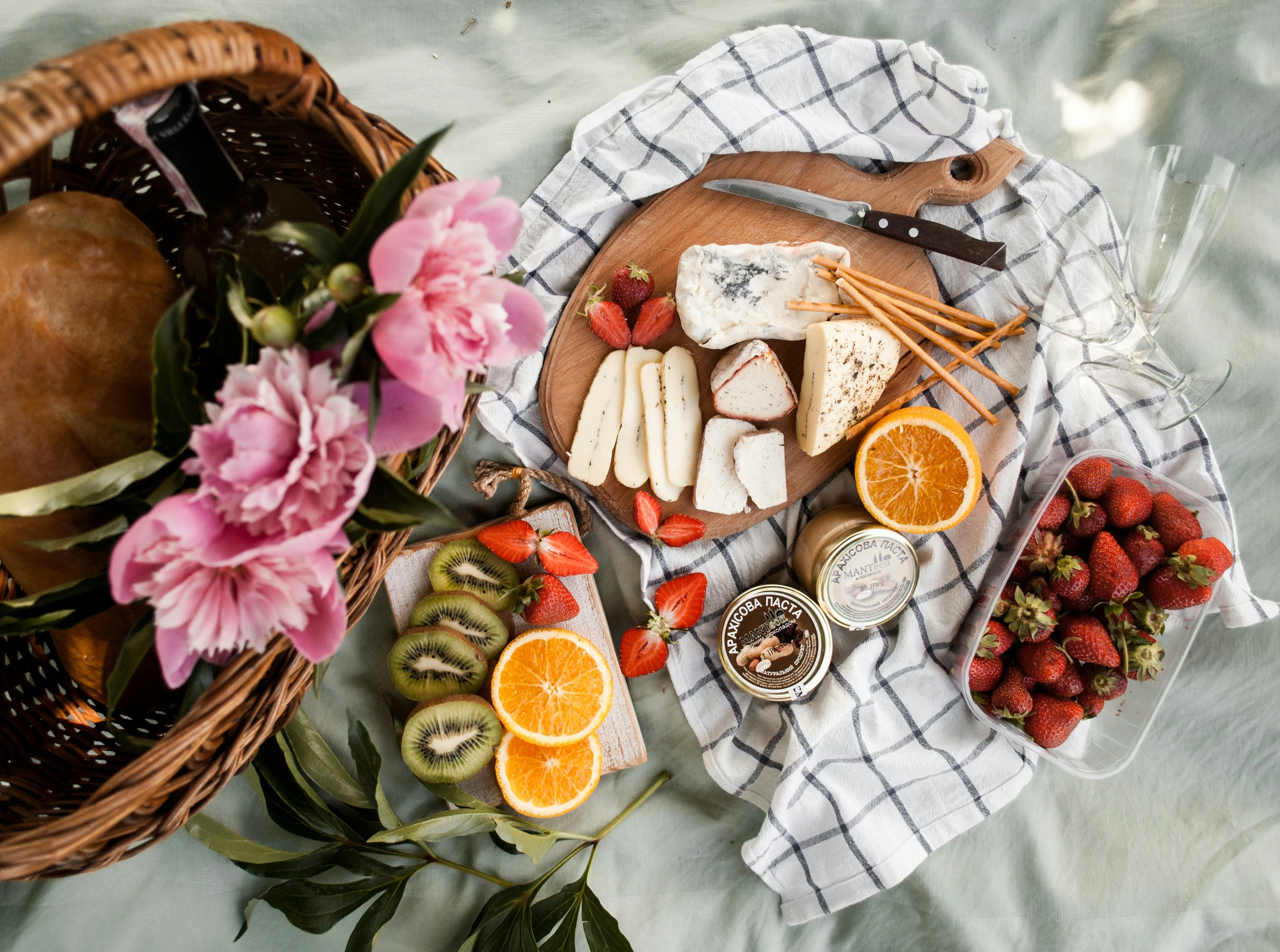 Pack a picnic and enjoy an al fresco meal with views of Dammam. Unsplash